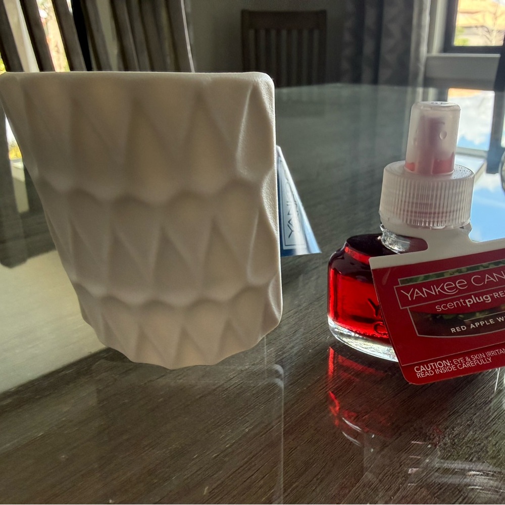 Yankee Candle White ScentPlug with Red Apple Wreath Fragrance